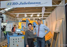 Das Unternehmen Euro-Jabelmann bietet verschiedene Fahrzeuge mit Anhängern, Förderbänder, Bodenbearbeitungsmaschinen, etc. an. Im Bild sind Geschäftsleiterin Gitti Veurink-Bosmann sowie Heiner Bosmann zu sehen.  