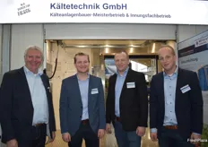 Gerhard (ganz links) und Thomas Frisch führen in der nun dritten Generation die Mefus und Frisch Kältetechnik GmbH. Zusammen mit Daniel Gerdemann und Dominik Dirkmann präsentierten sie ihre Vakuum-Kammer.