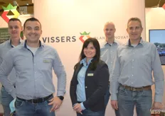 Mili Dizdarevic (zweiter von links), Monika Samolej und weitere Kollegen von Vissers Plant Innovators, einem Erdbeervermehrungsbetrieb. 