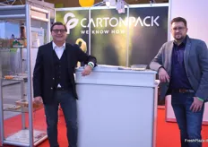 Massimo Bellotti und Andreas Herbrandt vertraten die Firma Cartonpack. In Sachen Nachhaltigkeit setzt man insbesondere auf Materialersparnis, etwa durch Hybridlösungen, sowie auf soziales Engagement in Drittländern. 