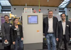 Fátima Plascencia, Cristina Maiella, Christoph Neubauer und Hafid Souhali von Neubauer Automation mit ihrer Bleich- und Grünspargelmaschine Espaso.  