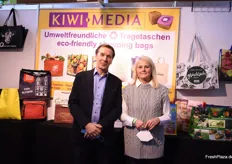 Der kunterbunte Stand der Kiwi Media GmbH. "Aktueller Renner in unserem Sortiment sind die bedruckten Mehrwegeinkaufstaschen die sowohl in der Direktvermarktung als auch im LEH erfolgreich zum Einsatz kommen", erläutert Eva Killius.