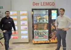Marius Fetting und Simon Papas von der Kioske GmbH. Die Automaten vertreibt das Unternehmen deutschlandweit. 
