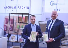 Kevin Jung und Lars Pahl von Boss Vakuum bzw. BS Verpackung GmbH & Co KG. Siegelschalen seien im Spargel- und Beerensektor im klaren Aufstieg. Währenddessen machen sich die Warenknappheit und steigenden Rohstoffpreise bemerkbar. 