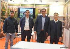 Ralph Settels (2. von rechts) ist Geschäftsführer der Jiahe Food GmbH in Erkelenz und somit für den Import und Vertrieb von Ingwer, Kurkuma und Süßkartoffeln, etwa aus China und Peru, zuständig. Die erschwerte Frachtsituation und die damit einhergehenden Kostensteigerungen setzen dem Ingwerimport derzeit extrem zu, so Settels.