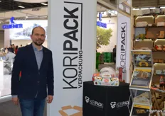 Peter Jasinski am Stand der Koripack GmbH. Das ursprünglich polnische Unternehmen widmet sich vorwiegend der Herstellung und Vermarktung von Pappschalen für Obst und Gemüse.