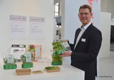 Heiko Paulsen von Schur Star Systems GmbH am Stand des Fruit Logistica Innovation Awards (FLIA). In enger Kooperation mit mehreren Partnern hat Schur das neuartige 'Grow Up'-Konzept entwickelt mit dem Verbraucher selbst zu Hause Kichererbsen züchten können. "Das Verfahren hat sich in Dänemark bereits als sehr hygienisch und 'convenient' bewährt", so Paulsen. Auch in Deutschland soll das Konzept bald erhältlich sein, heißt es weiter.