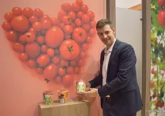 Nicola Calo vom französisch-marokkanischen Unternehmen Azura präsentiert zusammen mit seinem Team auf Tomaten aus dem Hause Azura.