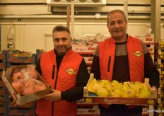 Zwei langjährige Mitarbeiter am Großmarktstand von Suntat: Mustafa Yildiz und Baris Kaplan.